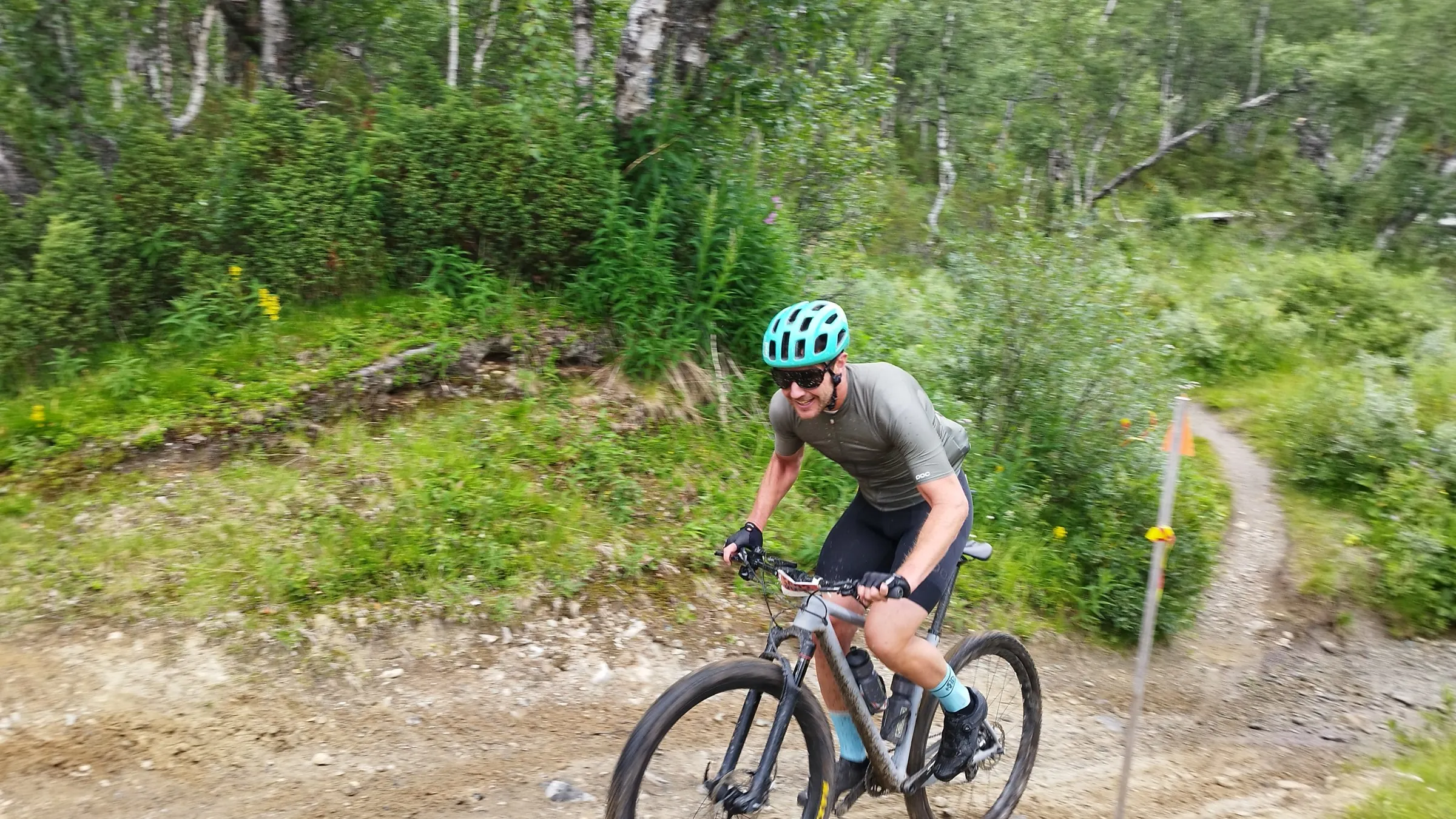 Cyklist i Fjallturen 2026 pa stig i sommarfjallet